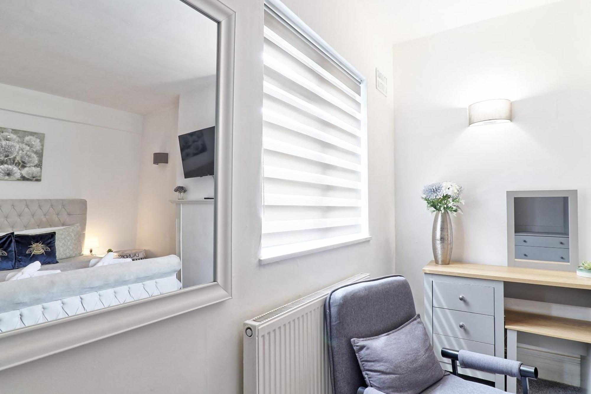 Hornchurch Luxury 3-Bed Apartment Near To London With Parking מראה חיצוני תמונה