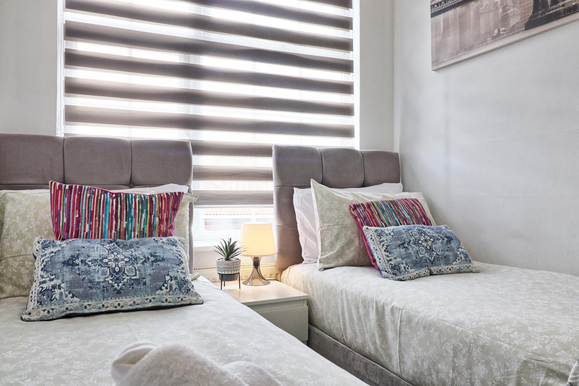 Hornchurch Luxury 3-Bed Apartment Near To London With Parking מראה חיצוני תמונה